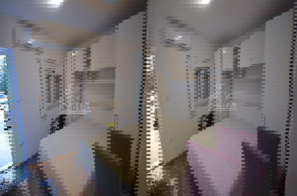Vodice - Renovirana hiša v centru Vodic s 4 apartmaji