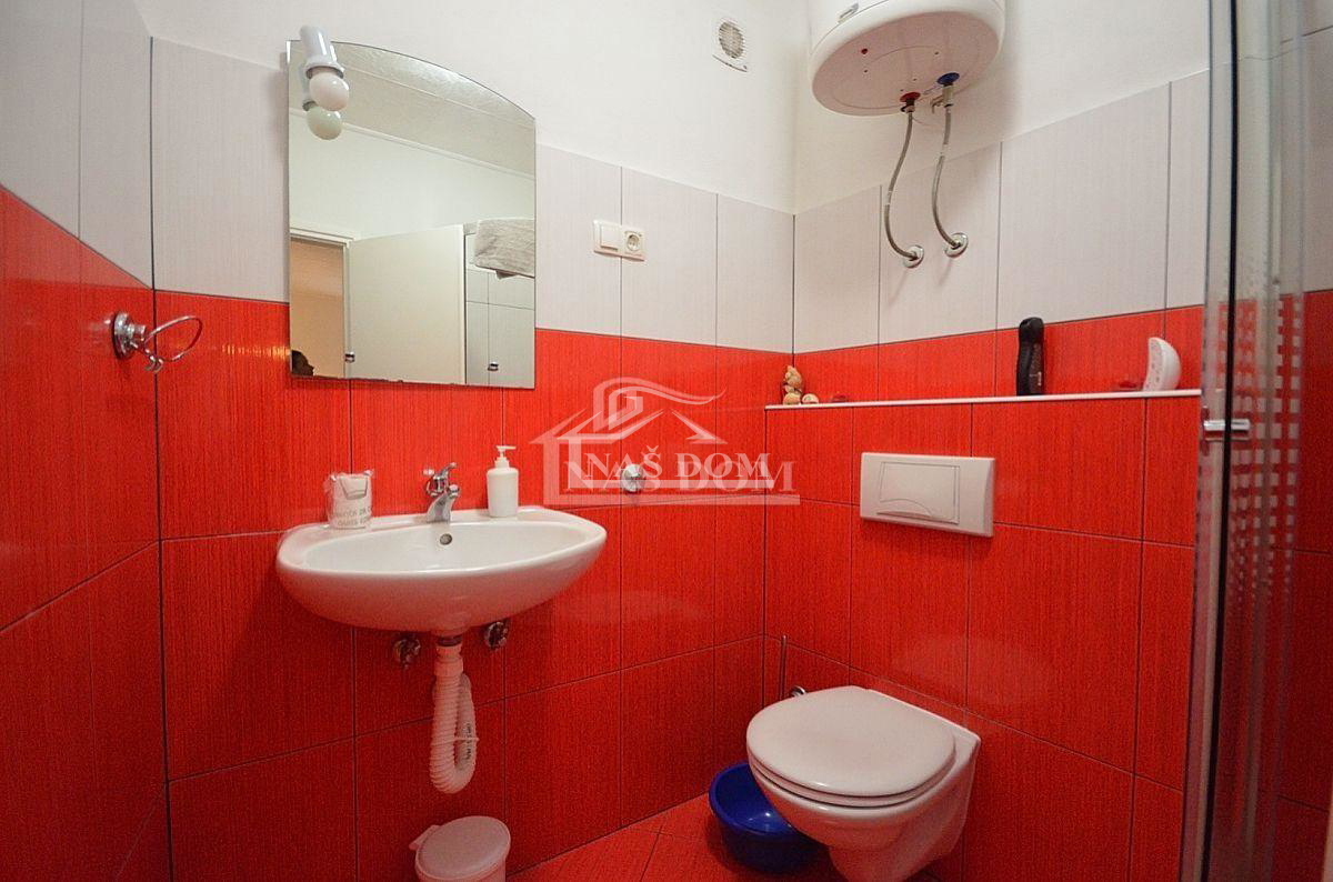 Vodice - Renovirana hiša v centru Vodic s 4 apartmaji
