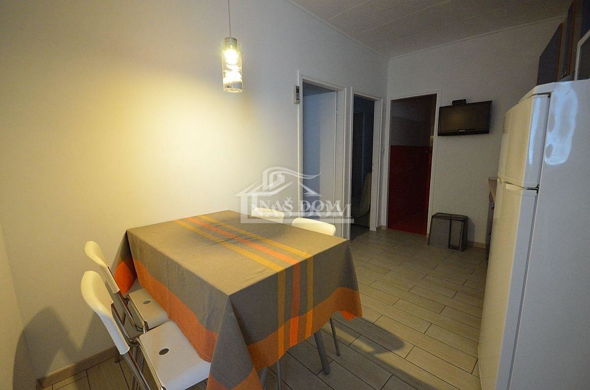 Vodice - Renovirana hiša v centru Vodic s 4 apartmaji