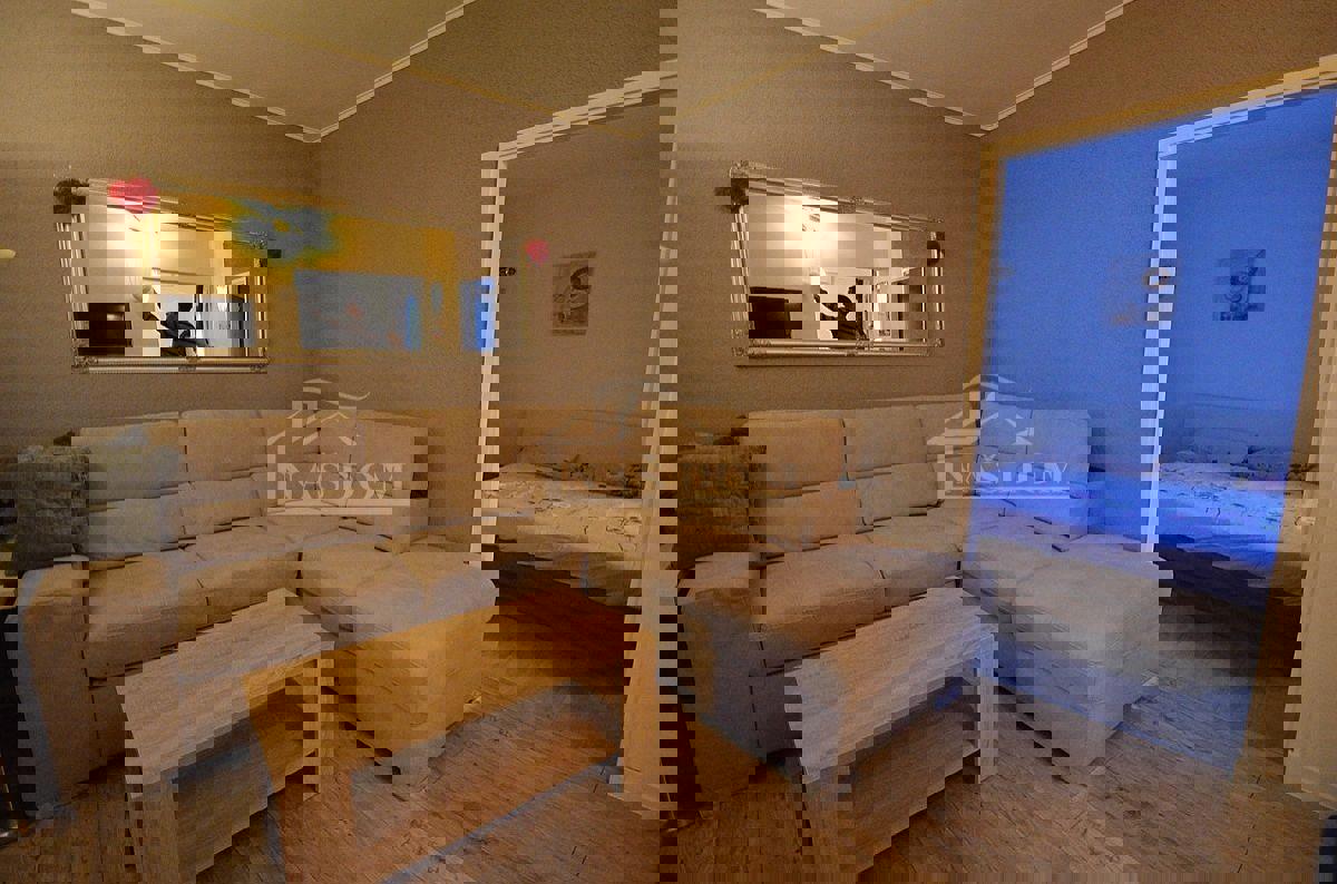 Vodice - Renovirana hiša v centru Vodic s 4 apartmaji
