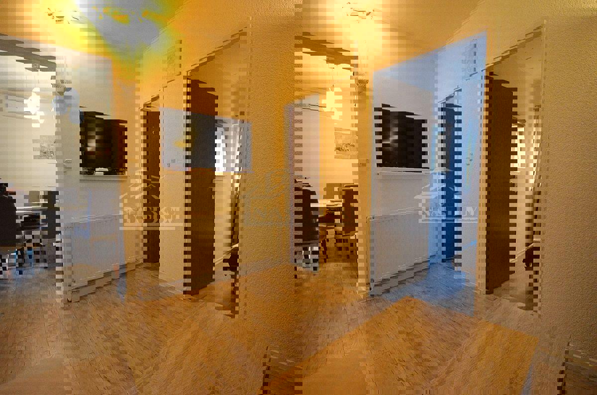 Vodice - Renovirana hiša v centru Vodic s 4 apartmaji