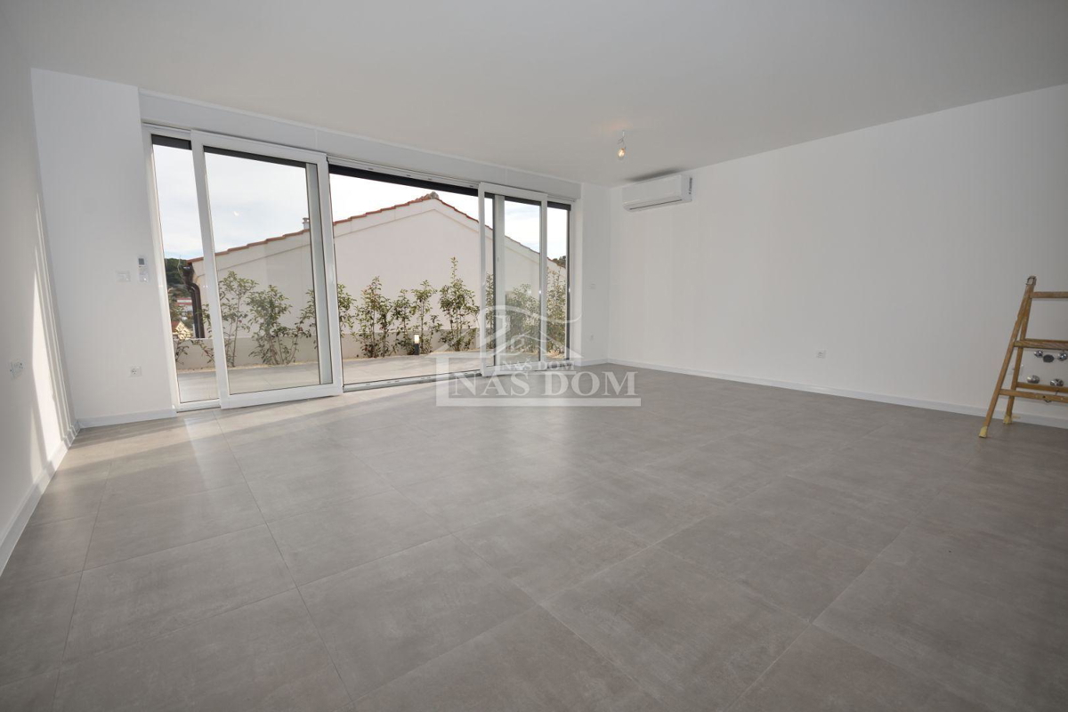 Tisno - S2 Luksuzna dvojna hiša na mirni lokaciji