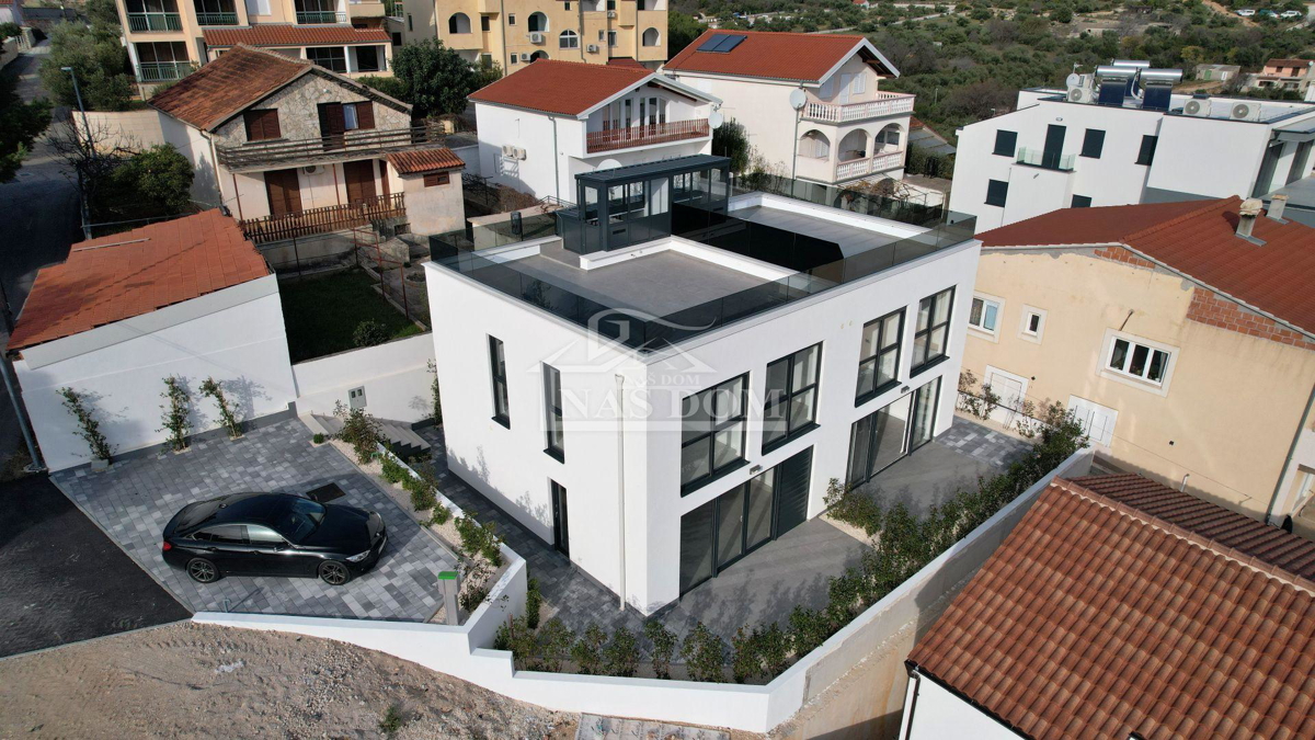 Tisno - S2 Luksuzna dvojna hiša na mirni lokaciji