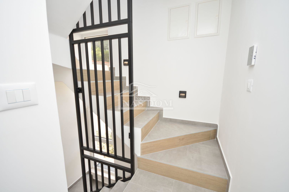 Tisno - S2 Luksuzna dvojna hiša na mirni lokaciji