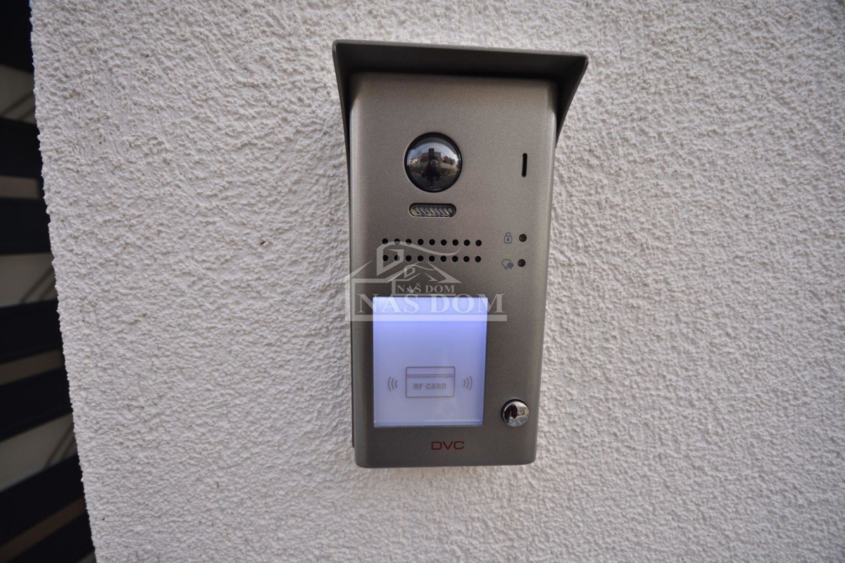 Tisno - S2 Luksuzna dvojna hiša na mirni lokaciji