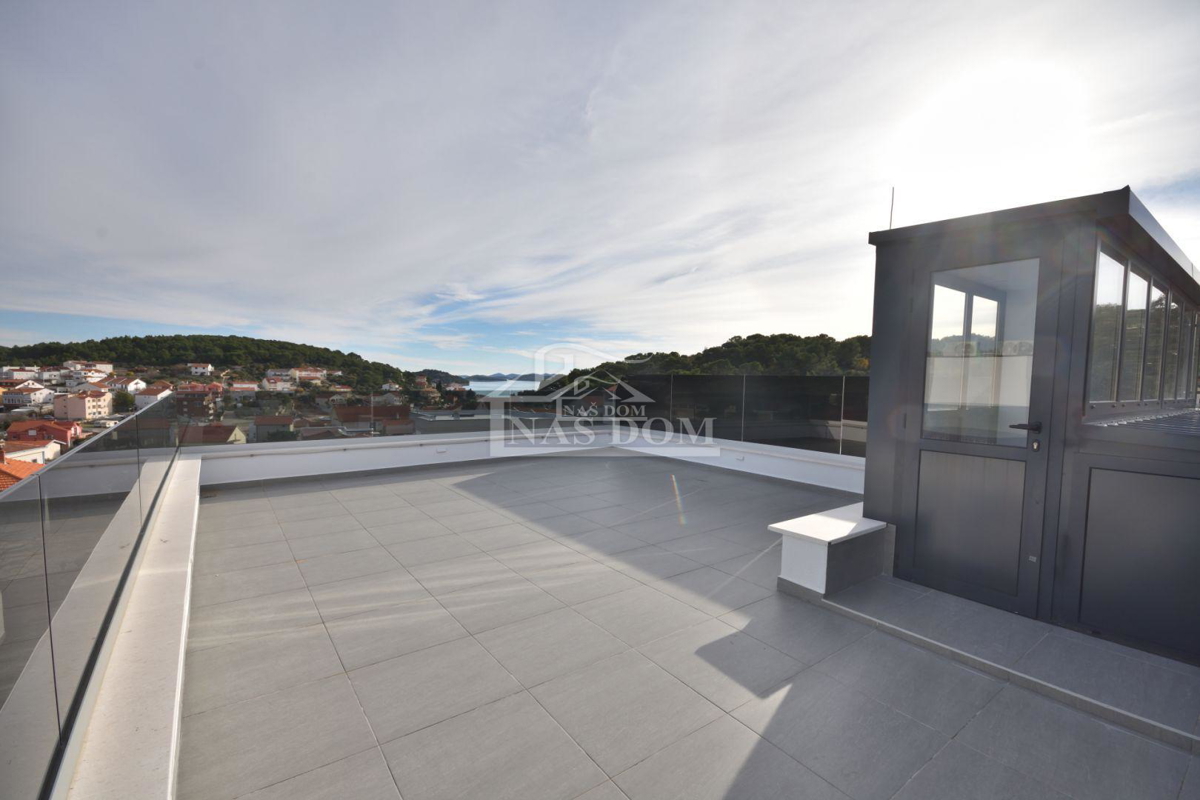 Tisno - S2 Luksuzna dvojna hiša na mirni lokaciji