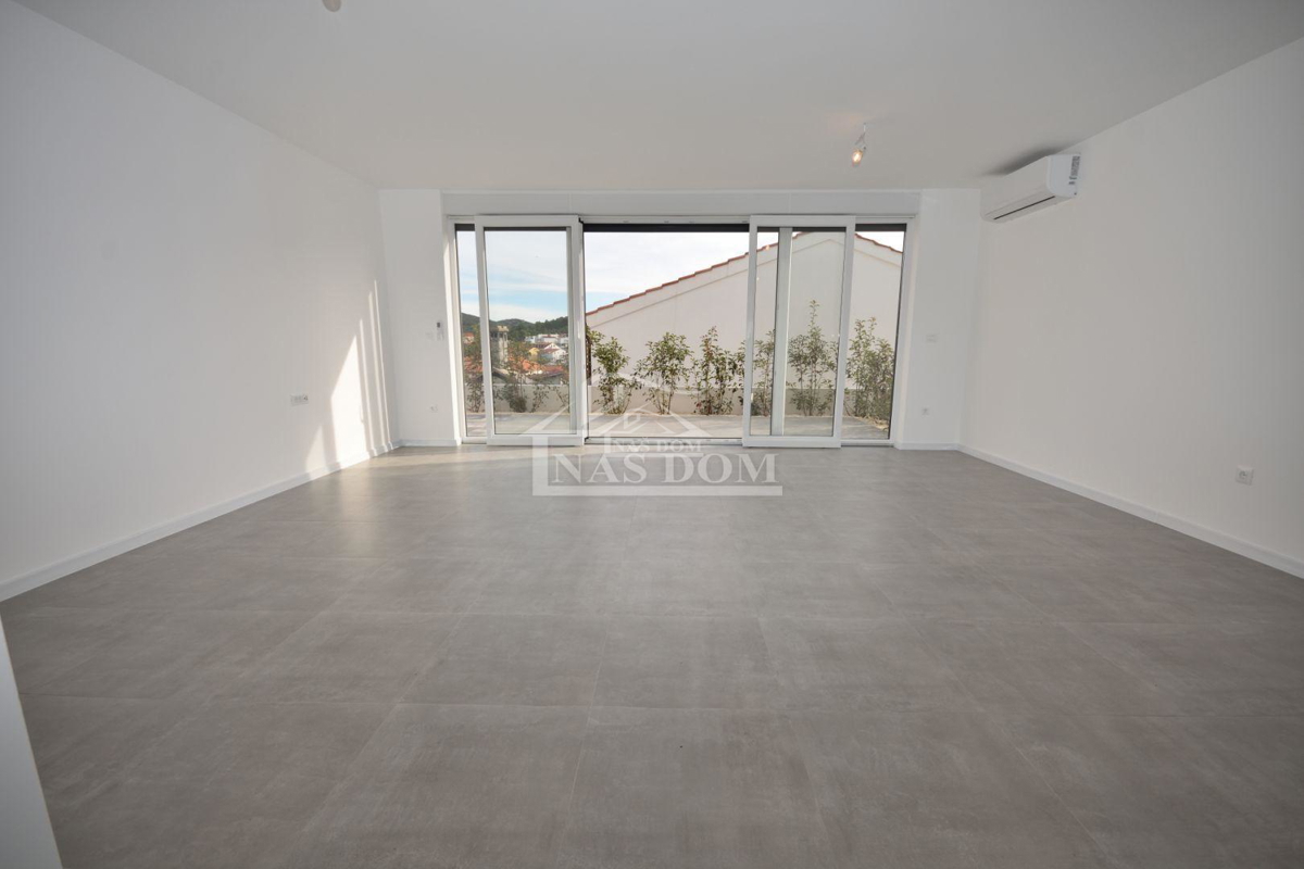 Tisno - S2 Luksuzna dvojna hiša na mirni lokaciji