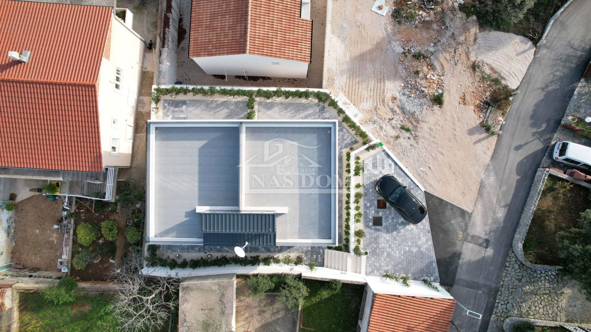 Tisno - S2 Luksuzna dvojna hiša na mirni lokaciji