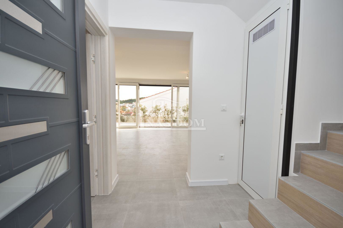 Tisno - S2 Luksuzna dvojna hiša na mirni lokaciji