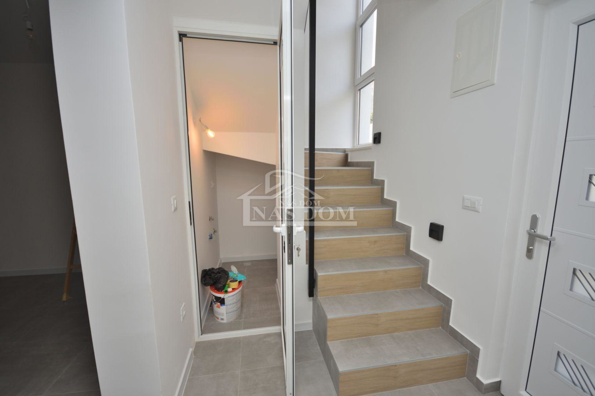 Tisno - S2 Luksuzna dvojna hiša na mirni lokaciji