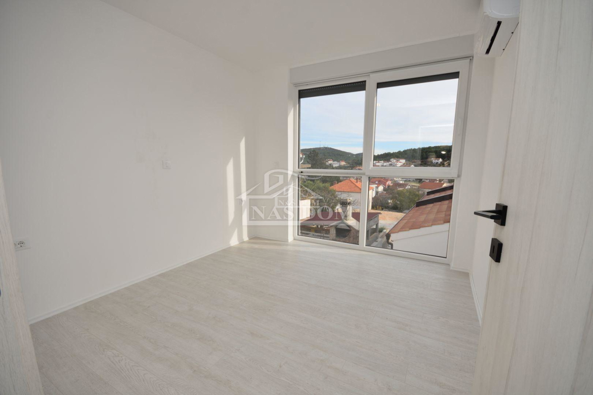 Tisno - S2 Luksuzna dvojna hiša na mirni lokaciji