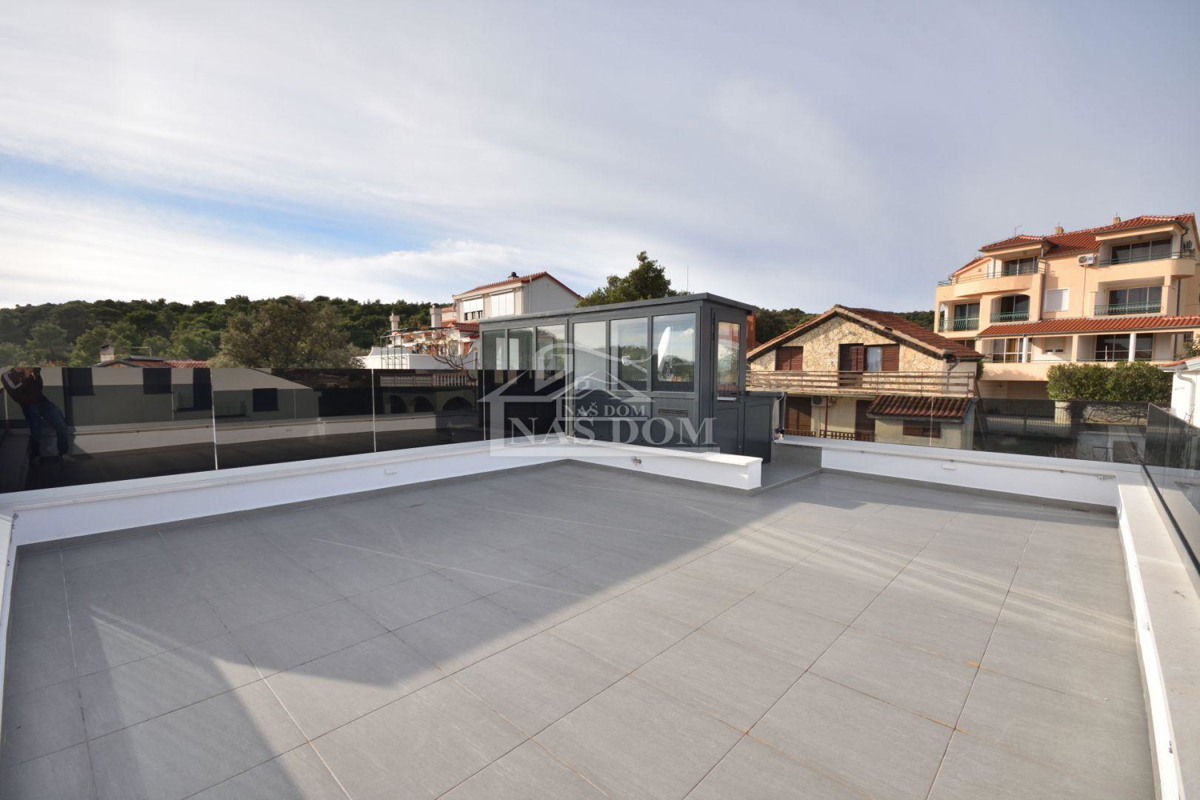 Tisno - S2 Luksuzna dvojna hiša na mirni lokaciji