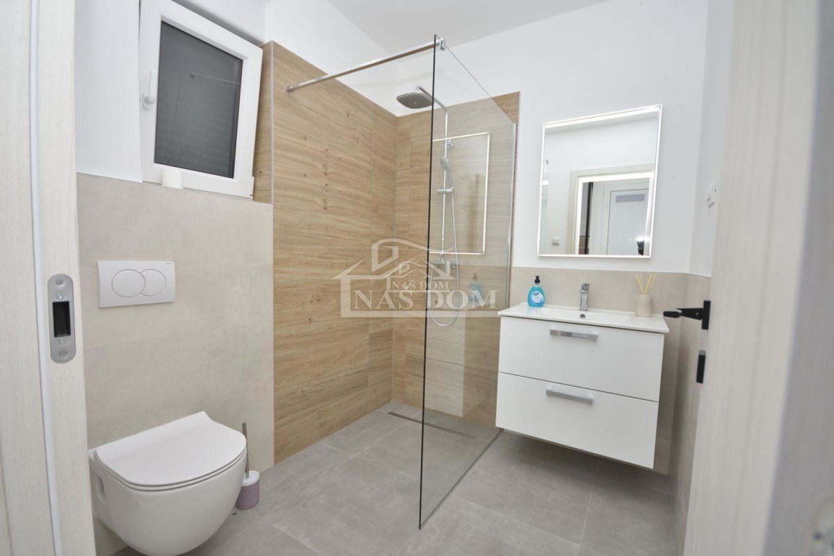 Tisno - S2 Luksuzna dvojna hiša na mirni lokaciji