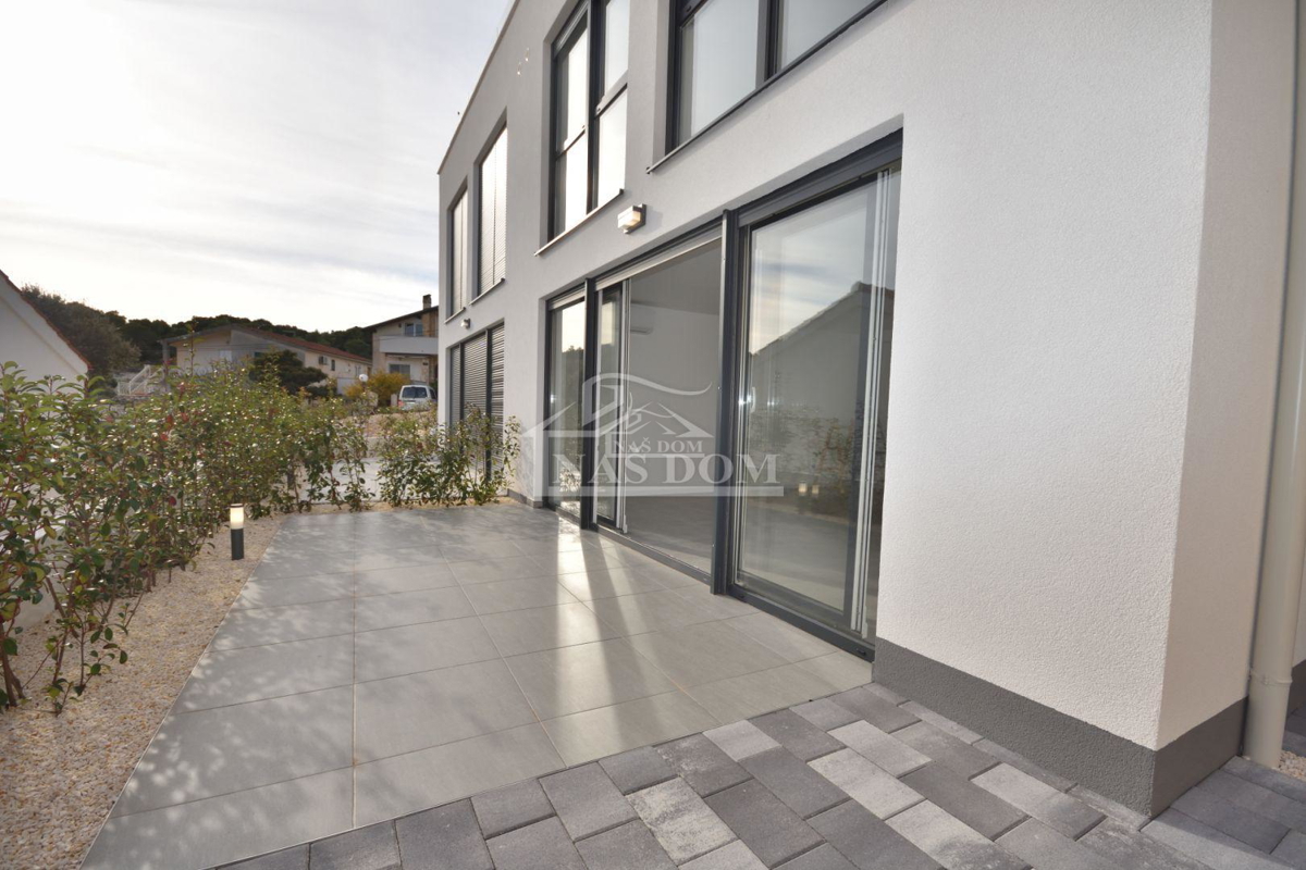 Tisno - S2 Luksuzna dvojna hiša na mirni lokaciji