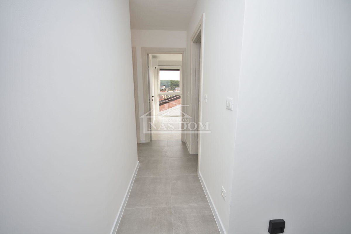 Tisno - S2 Luksuzna dvojna hiša na mirni lokaciji