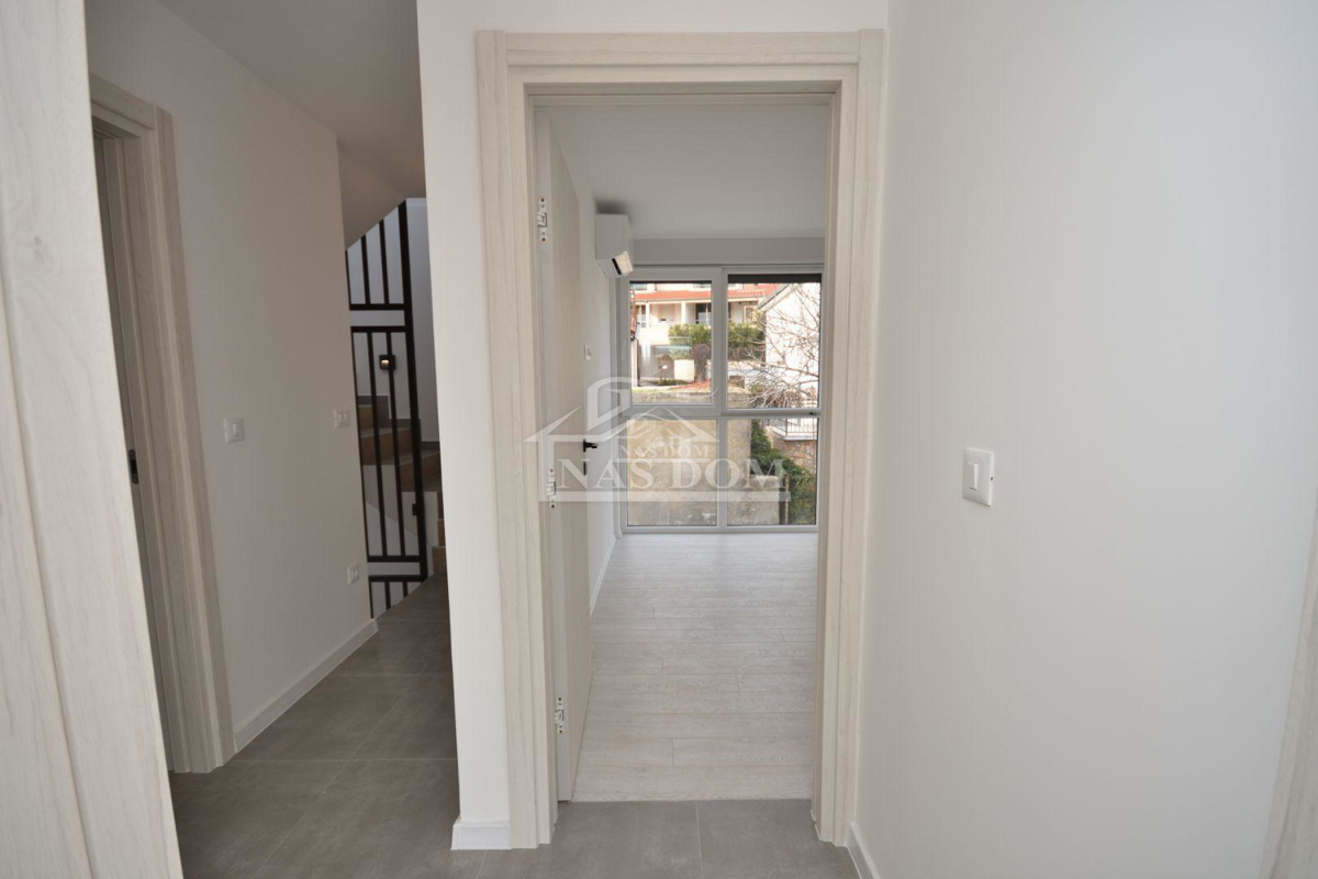 Tisno - S2 Luksuzna dvojna hiša na mirni lokaciji