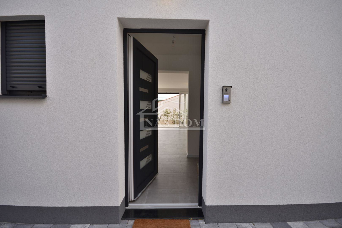 Tisno - S2 Luksuzna dvojna hiša na mirni lokaciji