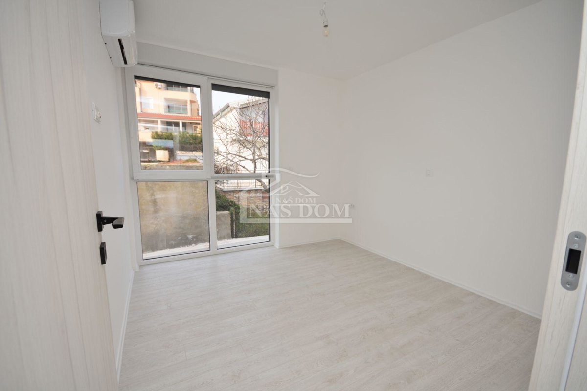 Tisno - S2 Luksuzna dvojna hiša na mirni lokaciji