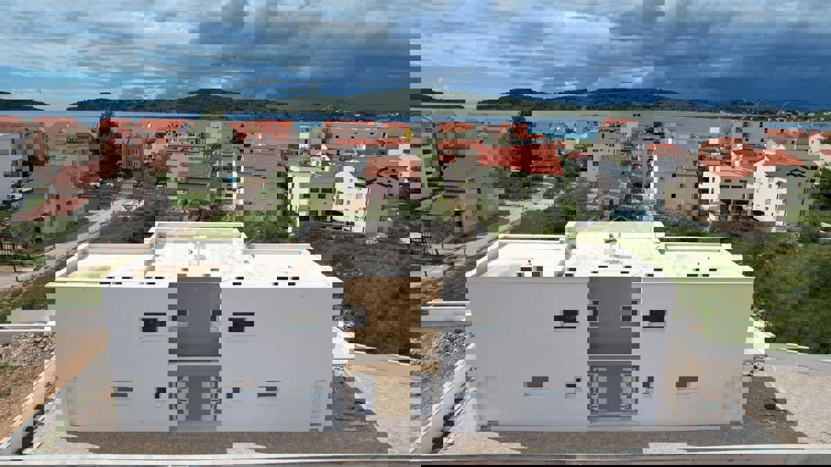 Vodice, Srima - Dvojna kuća S1 s bazenom, 270 m od plaže
