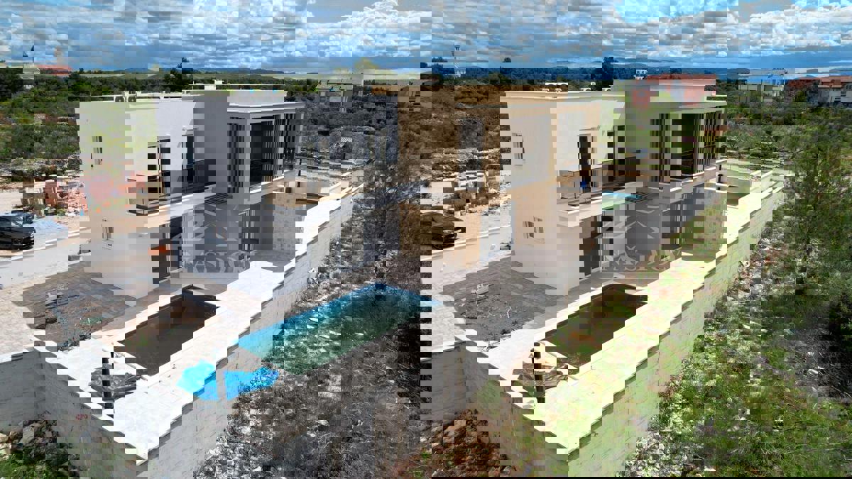 Vodice, Srima - Dvojna kuća S1 s bazenom, 270 m od plaže