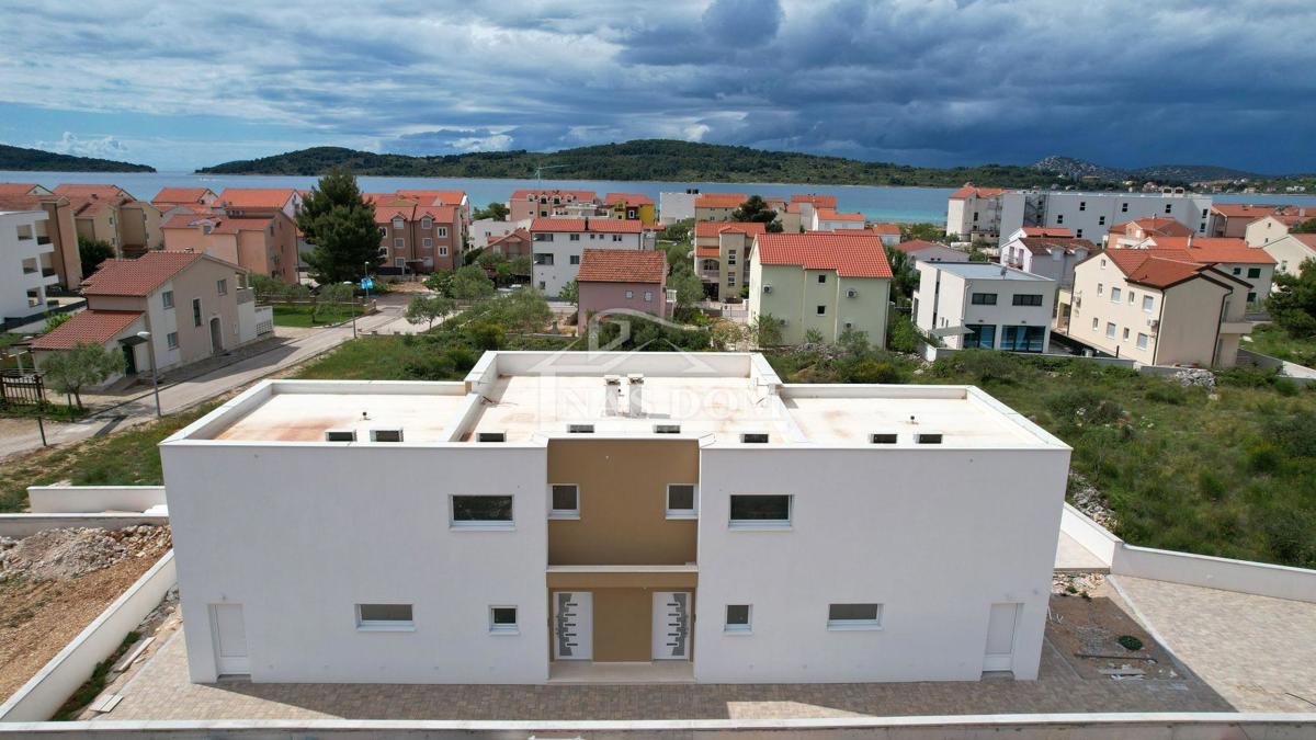 Vodice, Srima - Dvojna kuća S1 s bazenom, 270 m od plaže