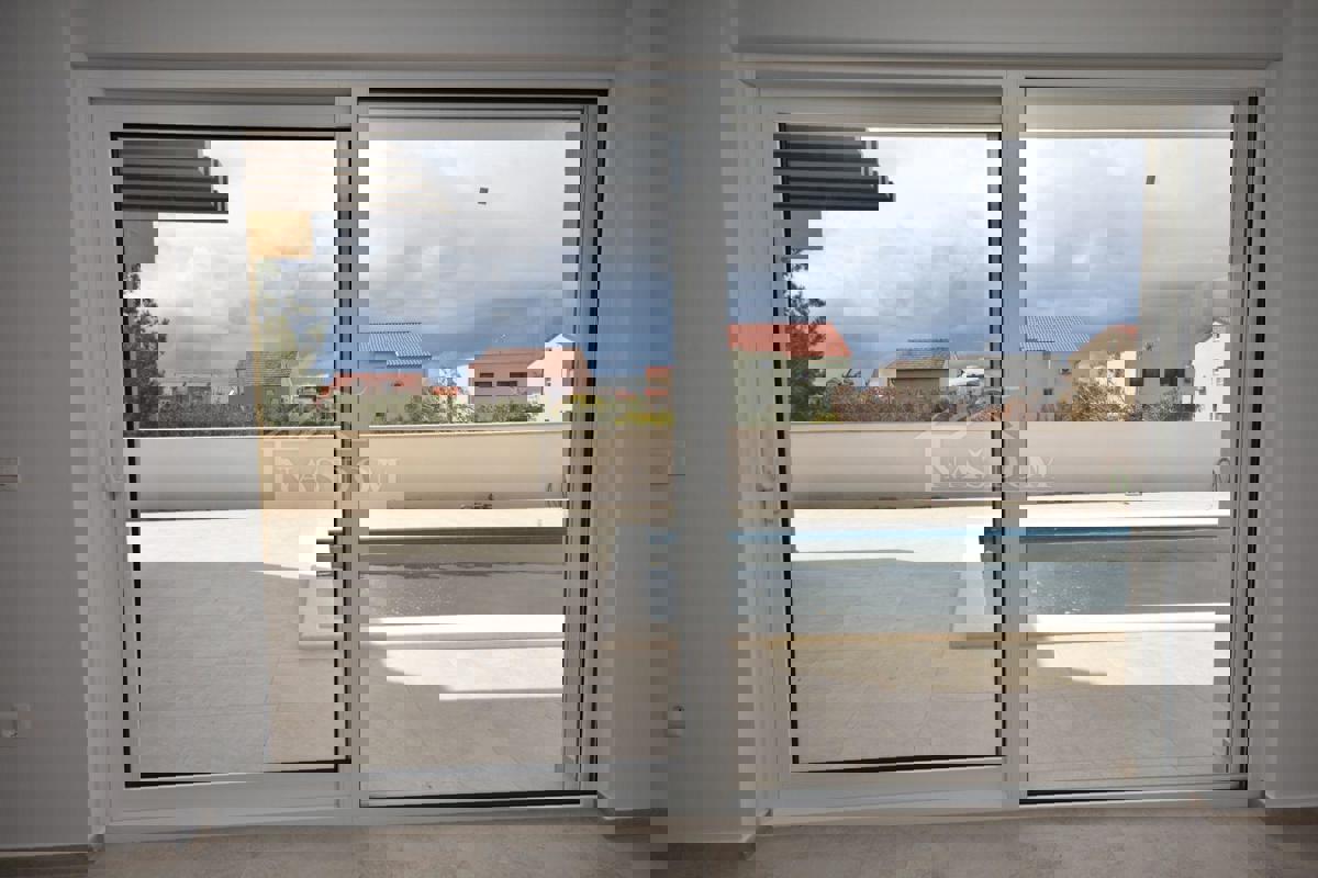 Vodice, Srima - Dvojna kuća S1 s bazenom, 270 m od plaže