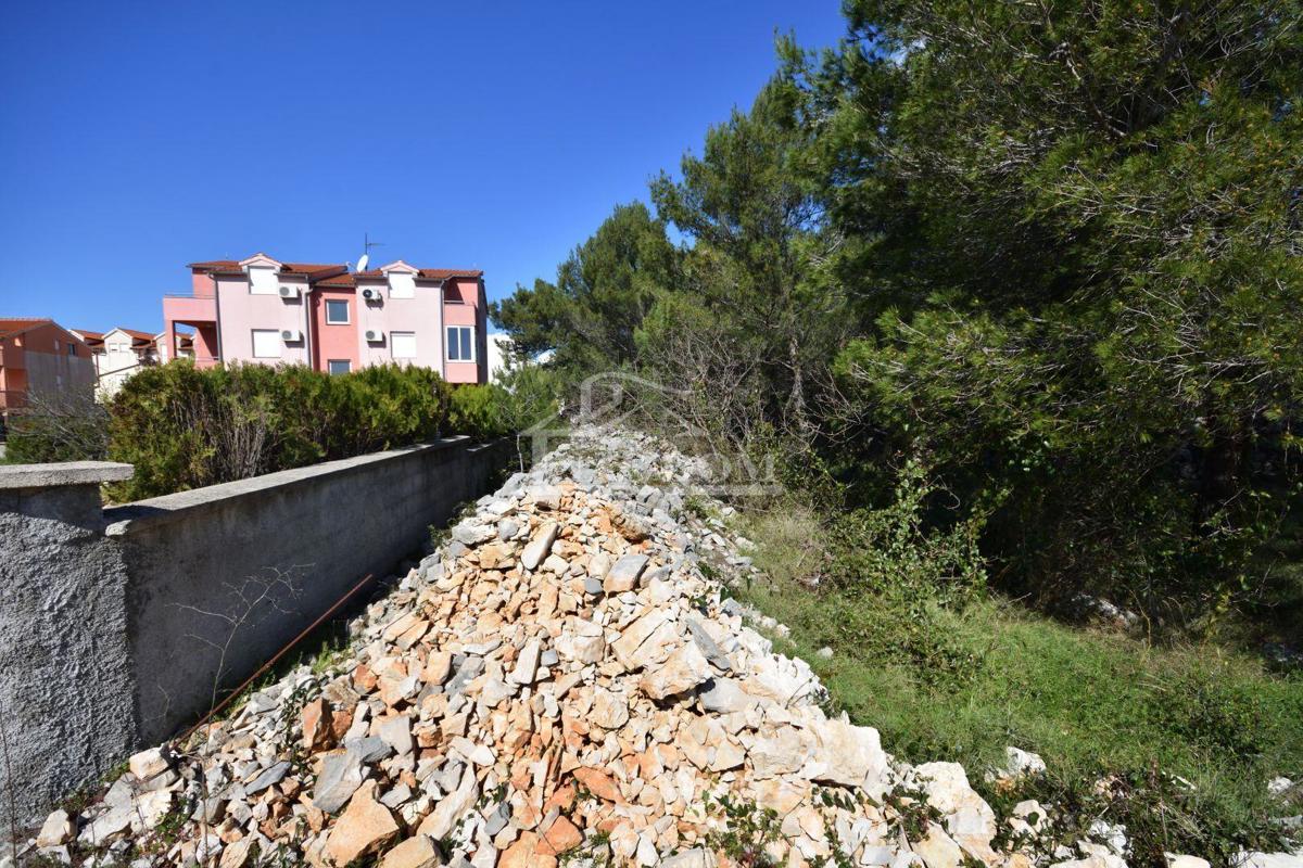 Vodice - gradbeno zemljišče 1685m2, 450 m od plaže