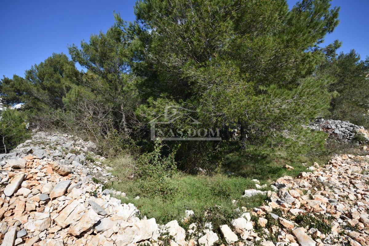 Vodice - gradbeno zemljišče 1685m2, 450 m od plaže