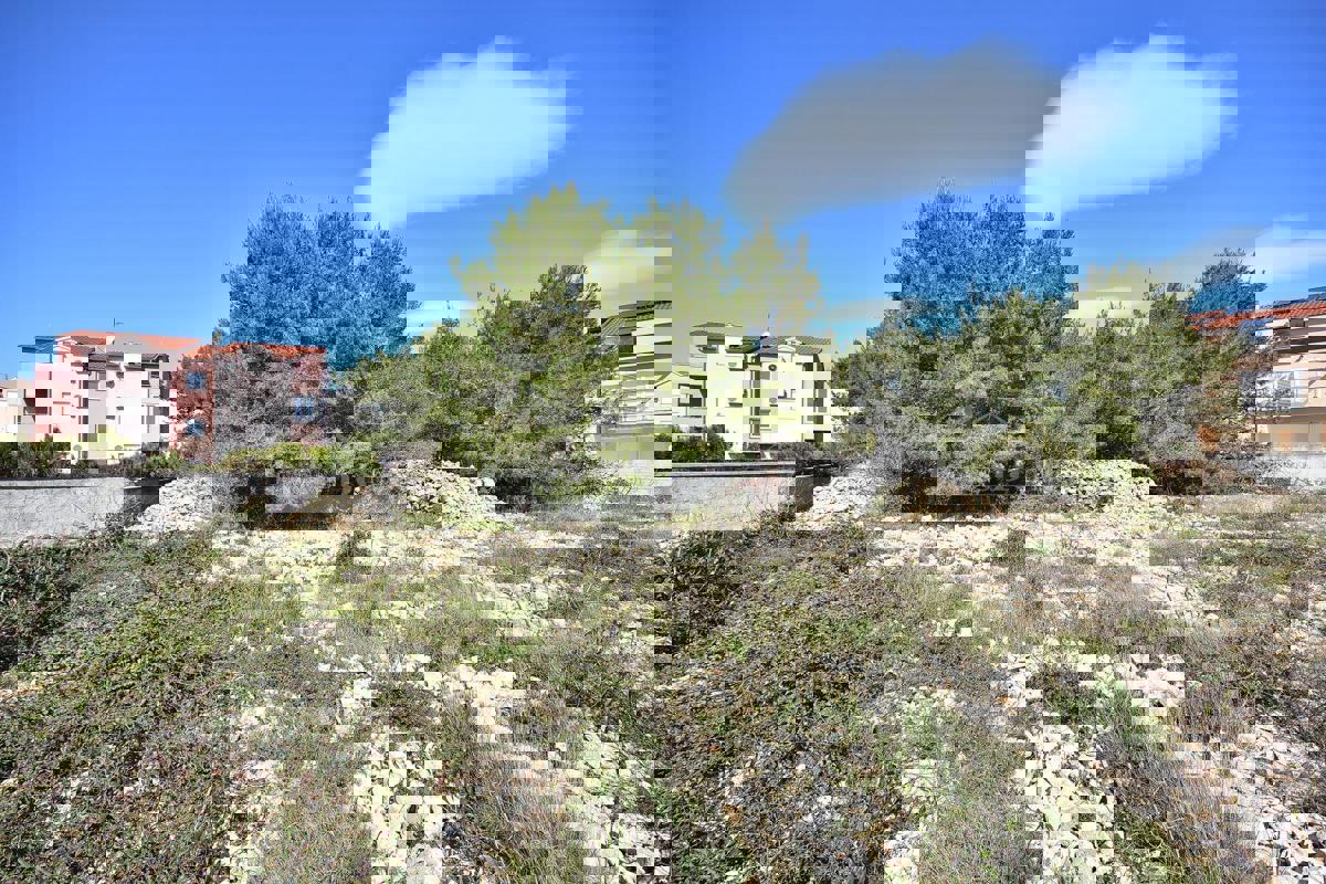 Vodice - gradbeno zemljišče 1685m2, 450 m od plaže