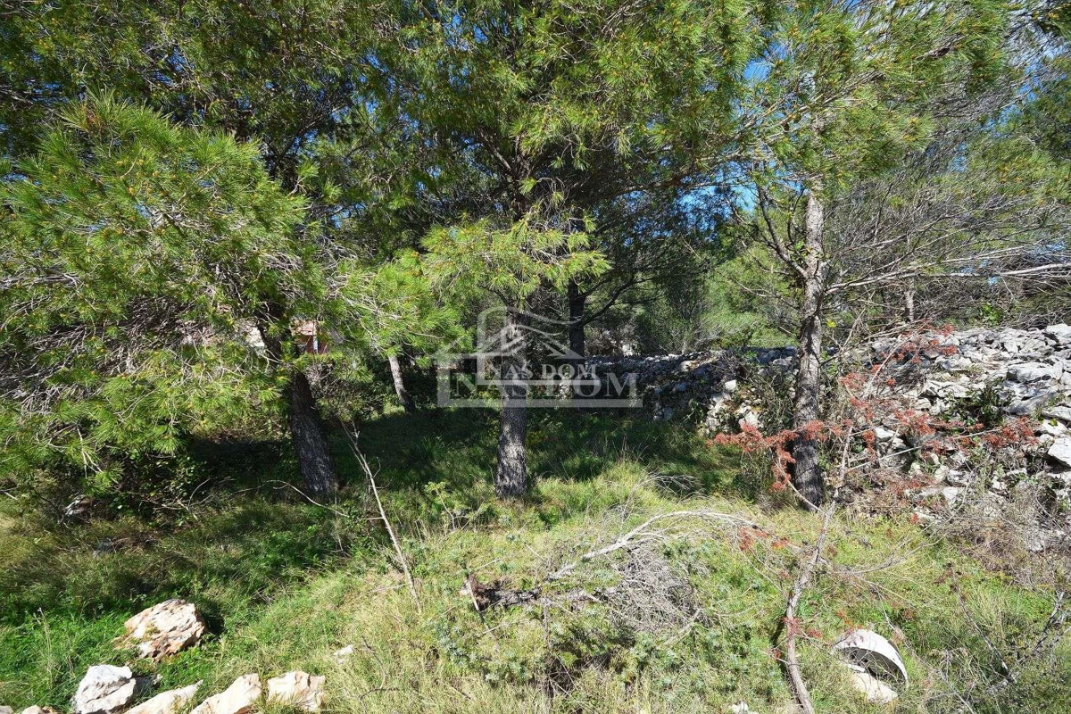 Vodice - gradbeno zemljišče 1685m2, 450 m od plaže