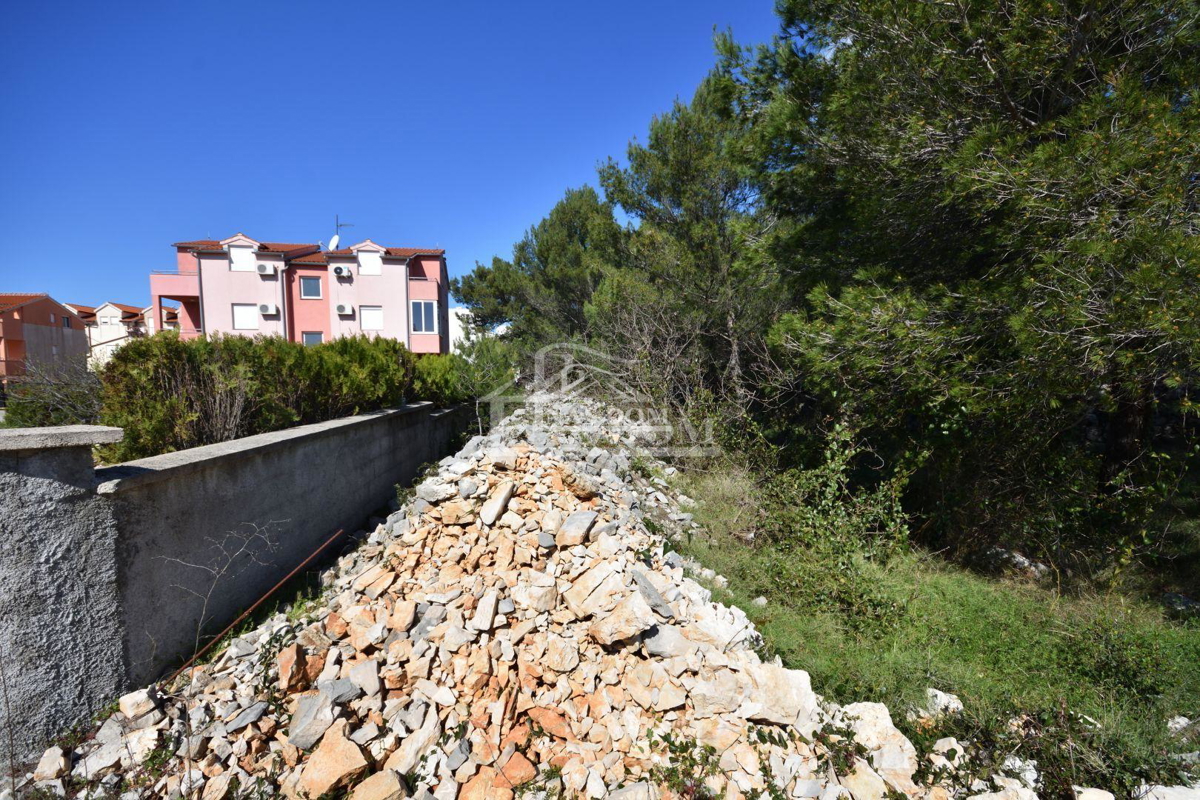 Vodice - gradbeno zemljišče 1685m2, 450 m od plaže