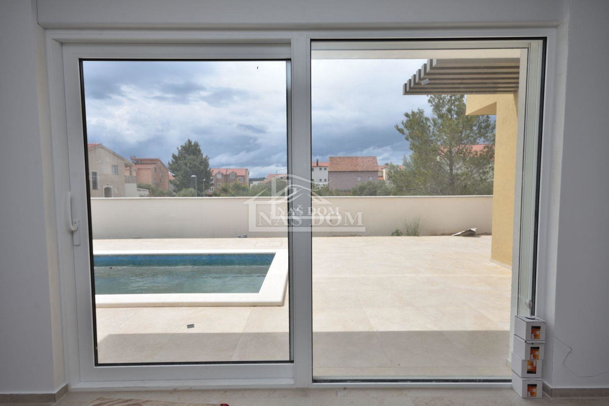 Vodice, Srima - Dvojna hiša S2 s bazenom, 270 m od plaže