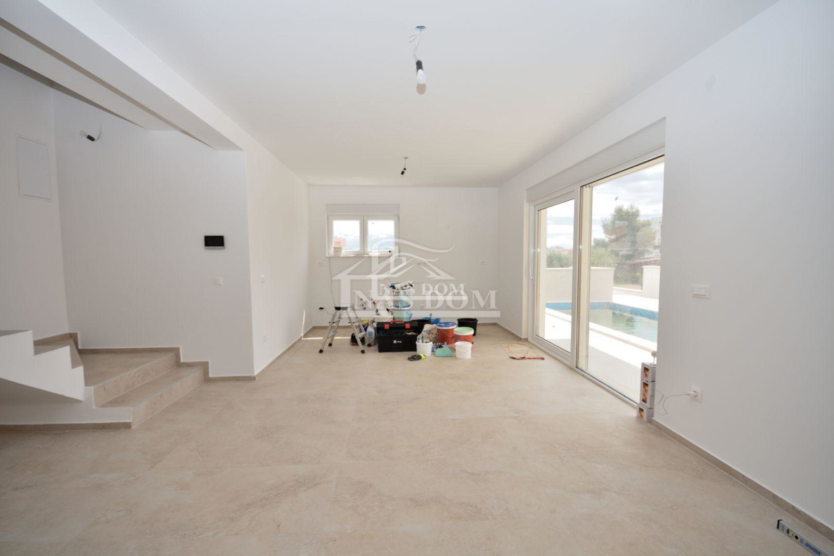 Vodice, Srima - Dvojna hiša S2 s bazenom, 270 m od plaže