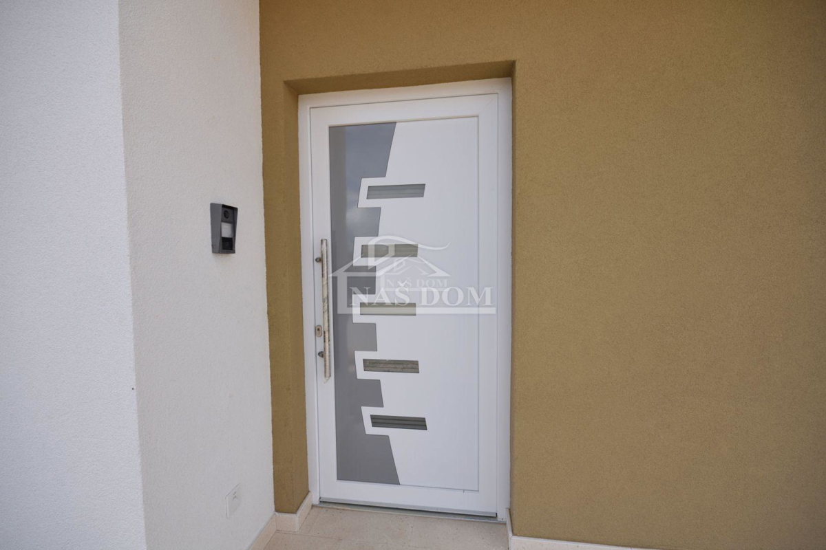 Vodice, Srima - Dvojna hiša S2 s bazenom, 270 m od plaže