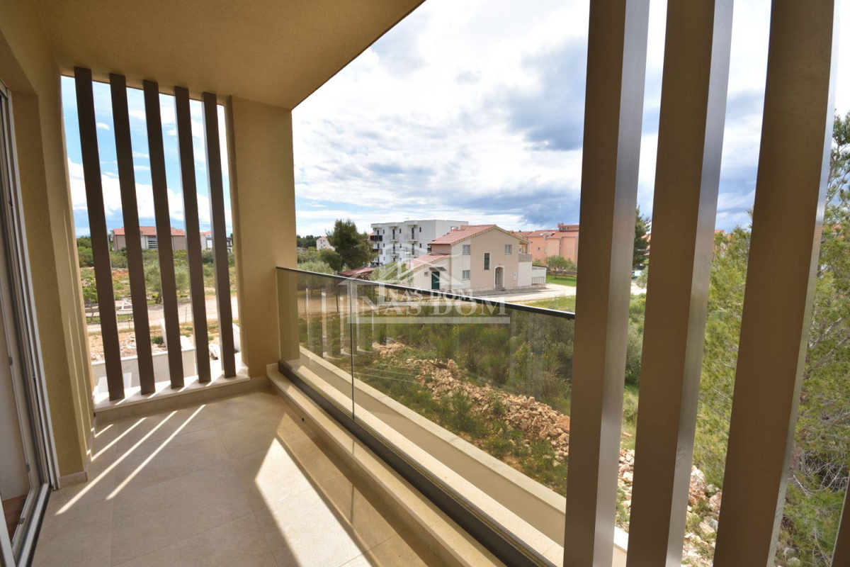 Vodice, Srima - Dvojna hiša S2 s bazenom, 270 m od plaže
