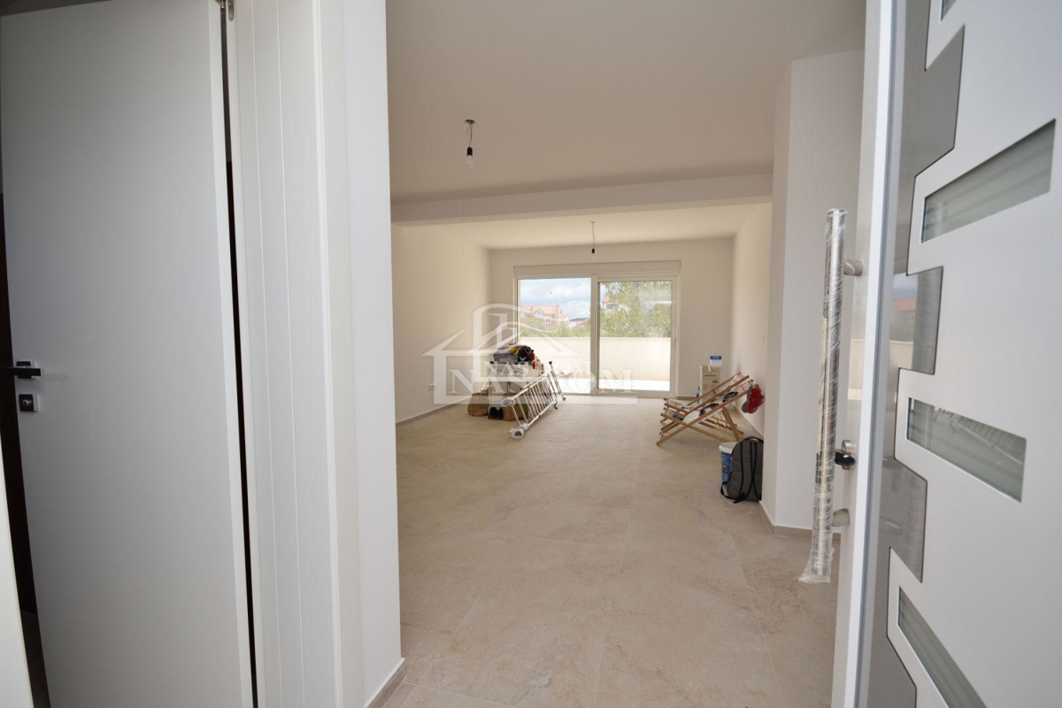 Vodice, Srima - Dvojna hiša S2 s bazenom, 270 m od plaže