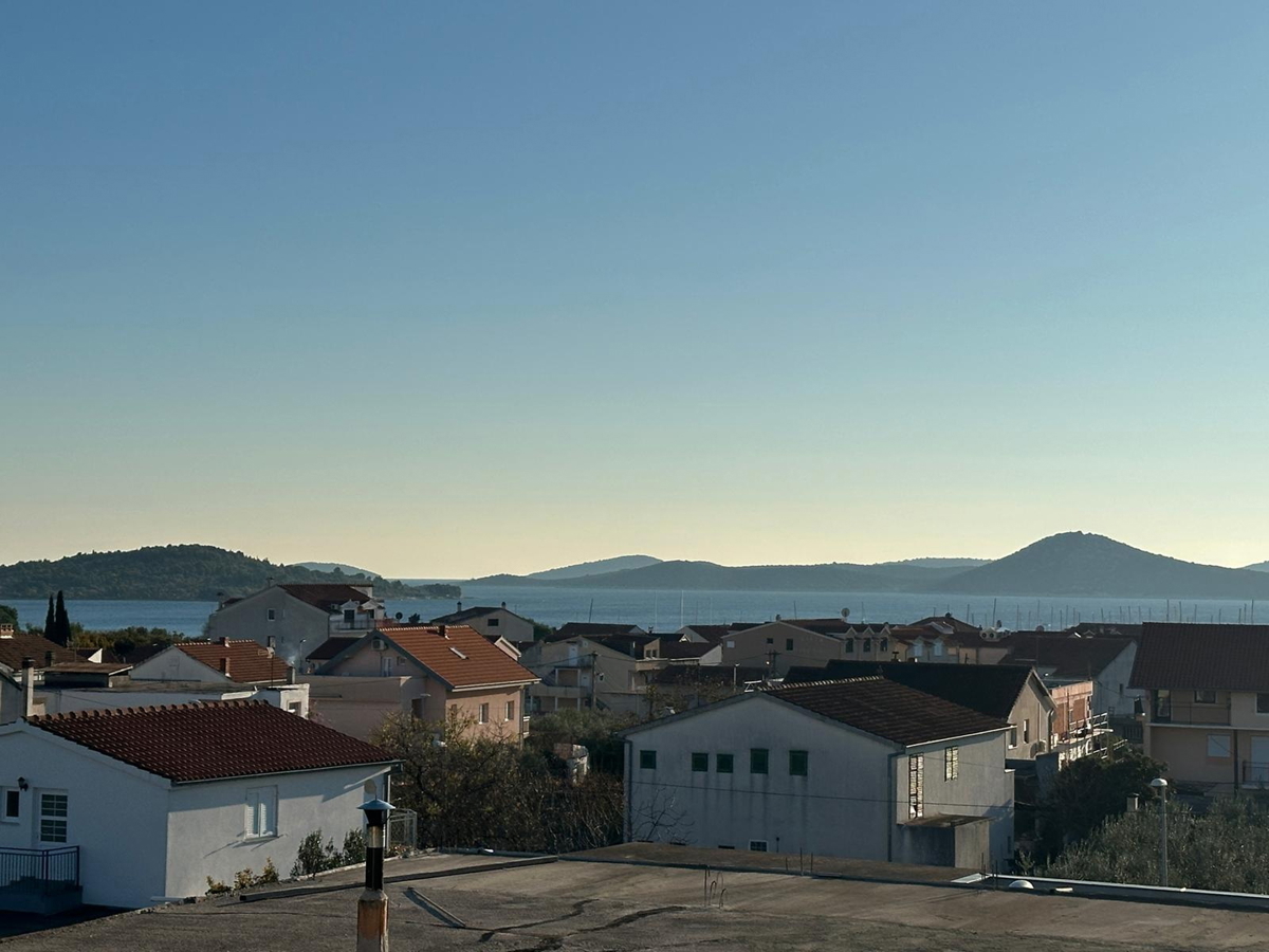 Vodice - stan s dve spalnici, pogled na morje, 600 m od centra