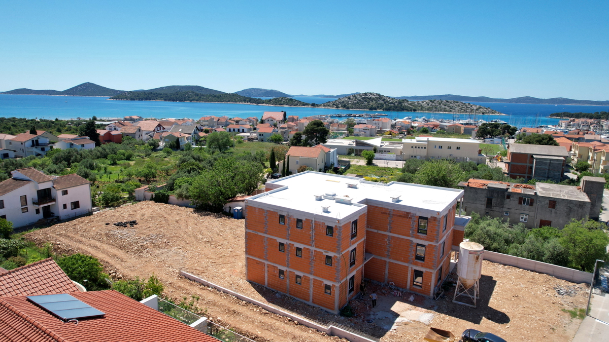 Tribunj - Luksuzno stanovanje S4 v prvem nadstropju, le 250m od plaže