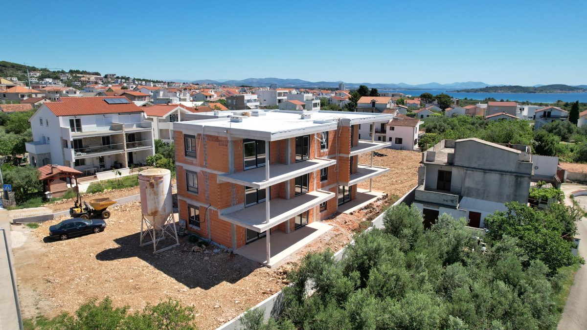 Tribunj - Luksuzno stanovanje S4 v prvem nadstropju, le 250m od plaže