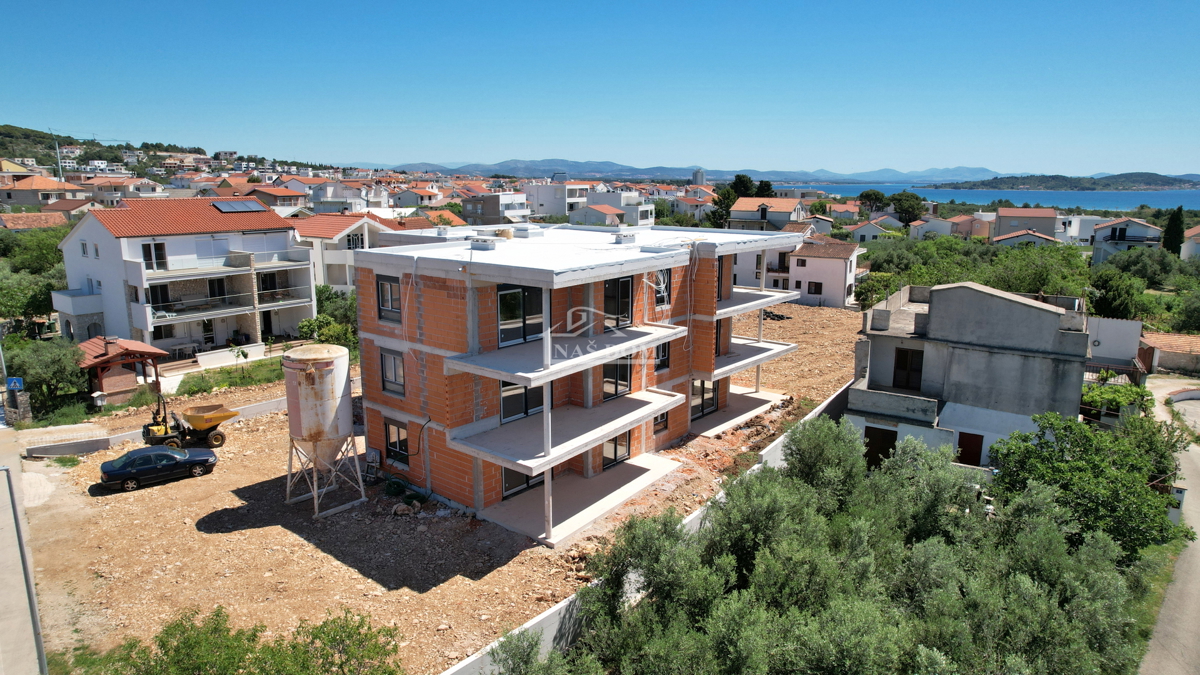 Tribunj - Luksuzno stanovanje S4 v prvem nadstropju, le 250m od plaže