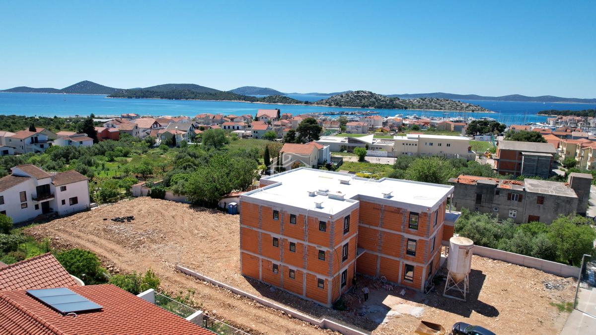 Tribunj - Luksuzno stanovanje S4 v prvem nadstropju, le 250m od plaže