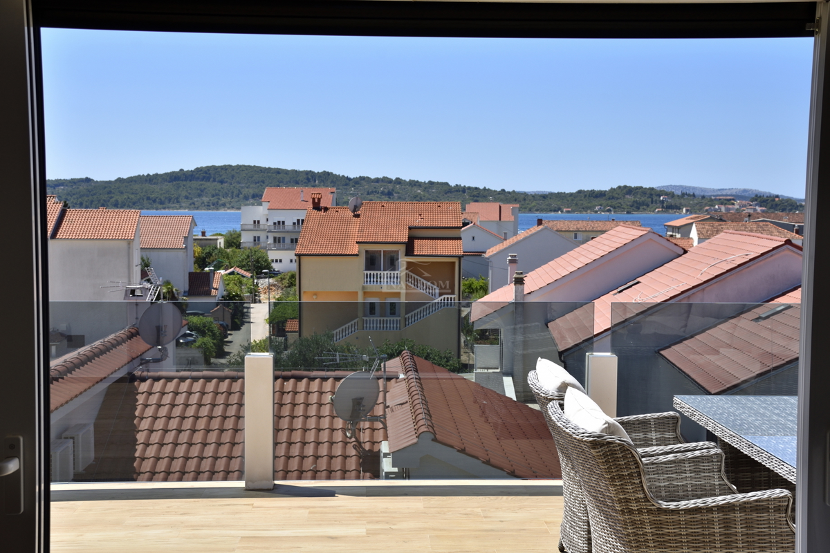 Luksuzni opremljeni penthouse s panoramskim pogledom na morje – Srima, Vodice