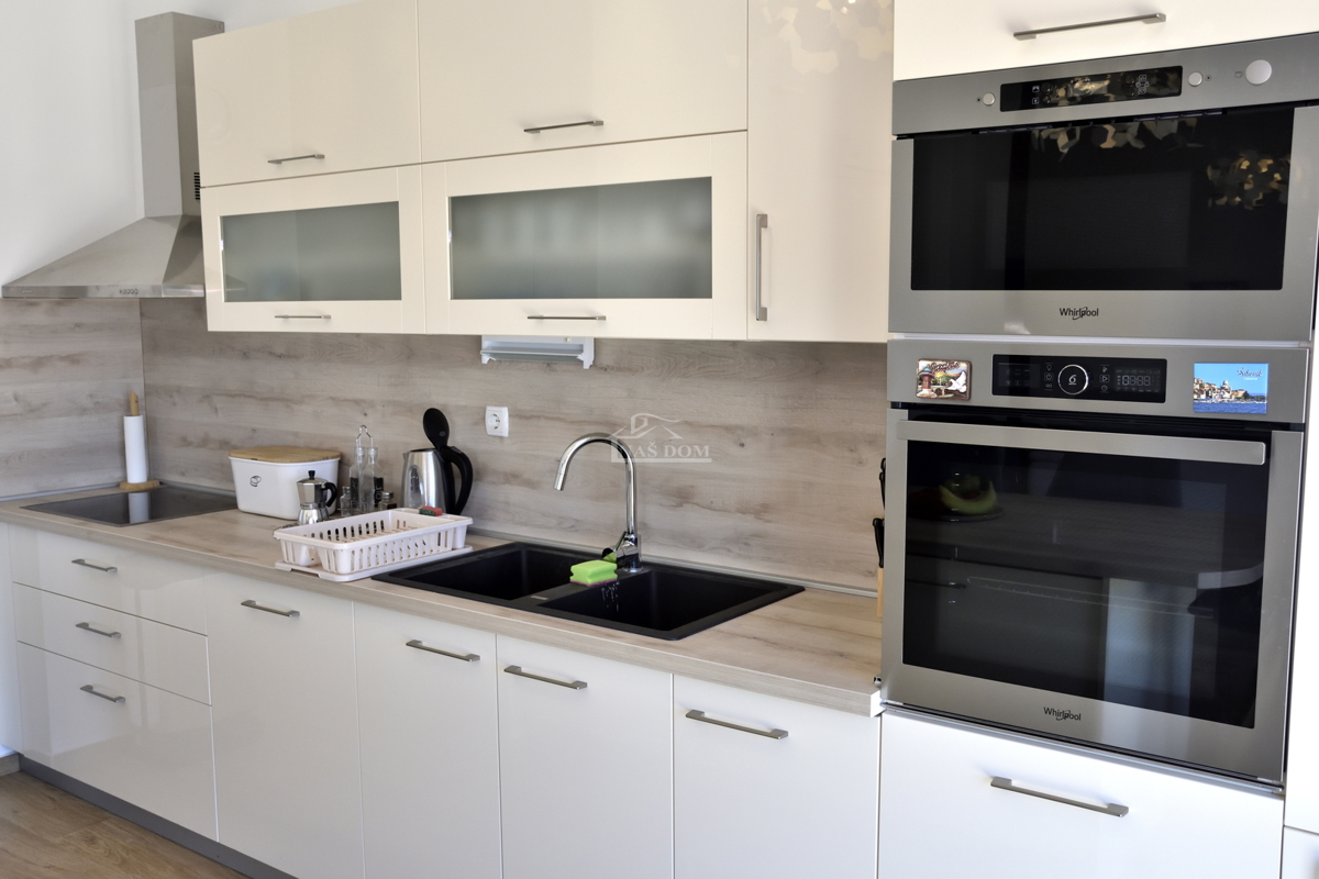 Luksuzni opremljeni penthouse s panoramskim pogledom na morje – Srima, Vodice