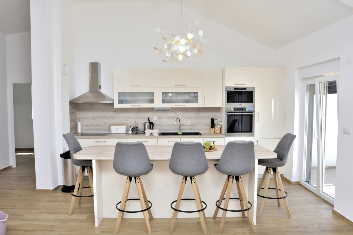 Luksuzni opremljeni penthouse s panoramskim pogledom na morje – Srima, Vodice