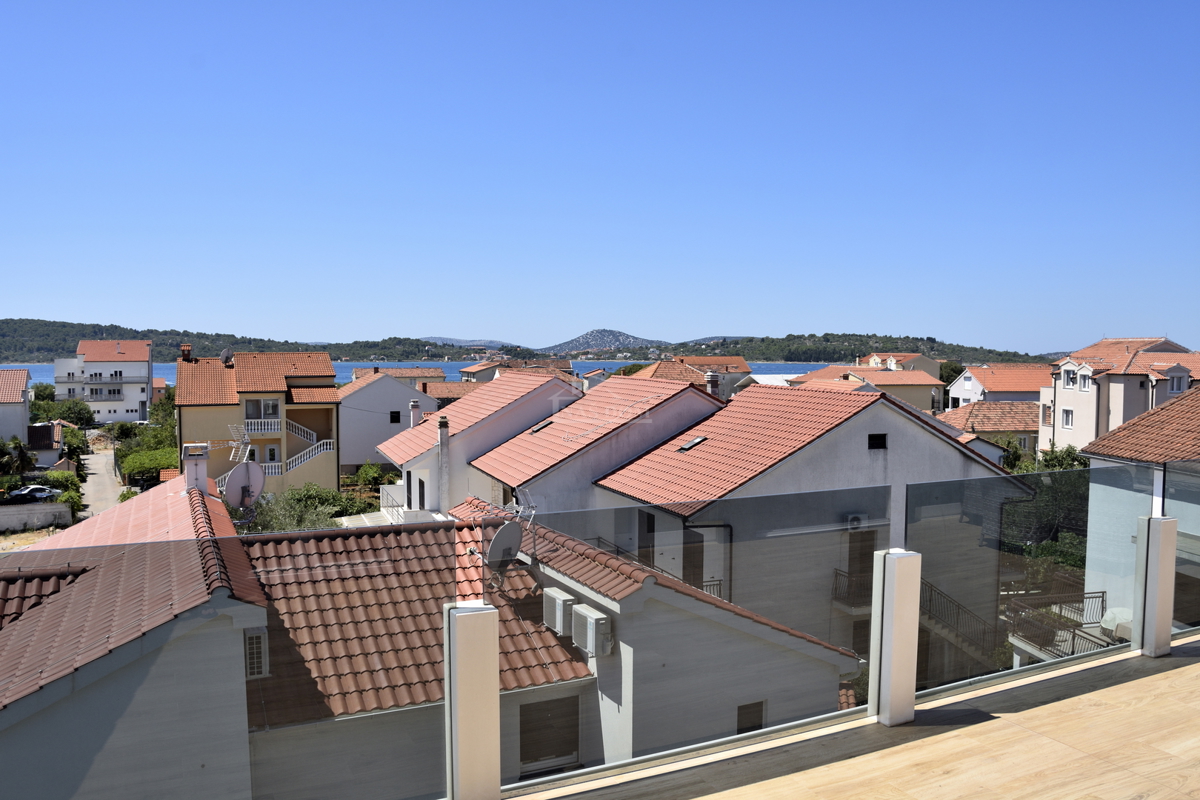 Luksuzni opremljeni penthouse s panoramskim pogledom na morje – Srima, Vodice