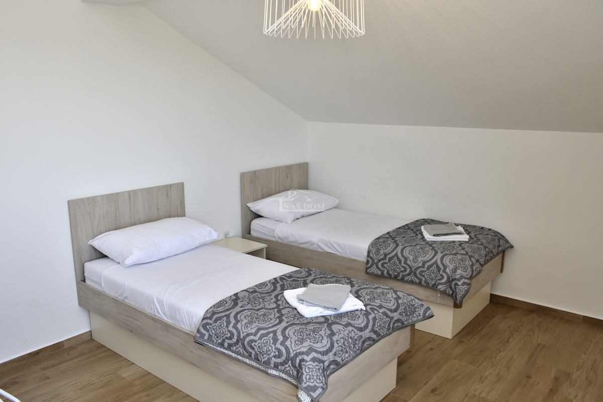 Luksuzni opremljeni penthouse s panoramskim pogledom na morje – Srima, Vodice