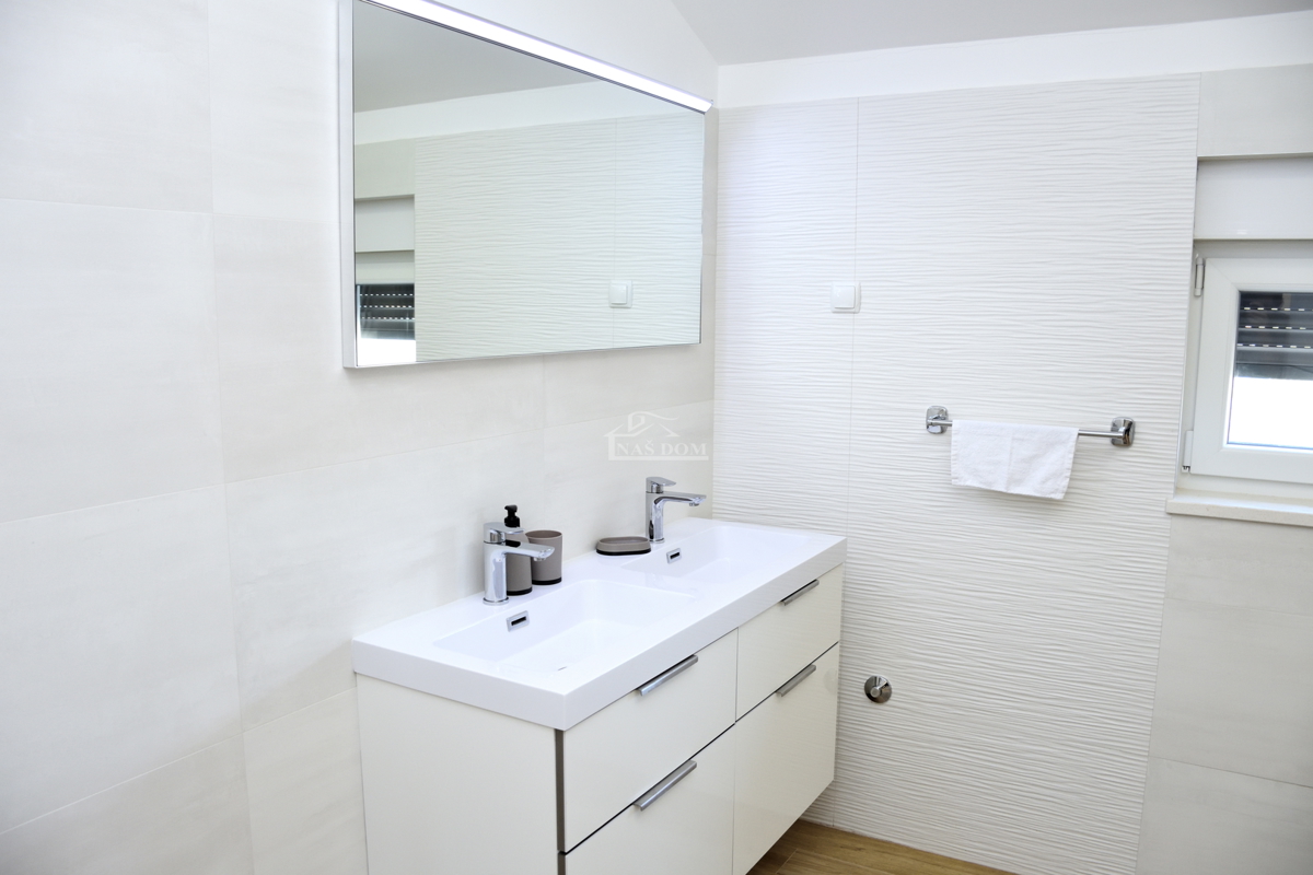 Luksuzni opremljeni penthouse s panoramskim pogledom na morje – Srima, Vodice