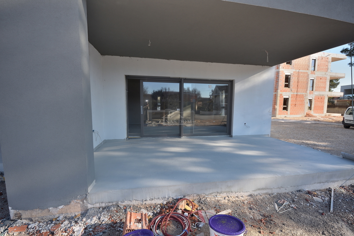 Vodice, SRIMA - A-S1 stanovanje z vrtom, 300 m od plaže