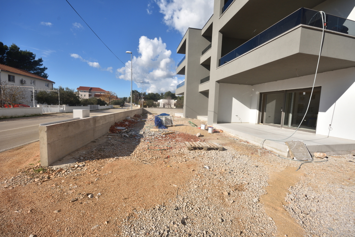 Vodice, SRIMA - A-S1 stanovanje z vrtom, 300 m od plaže