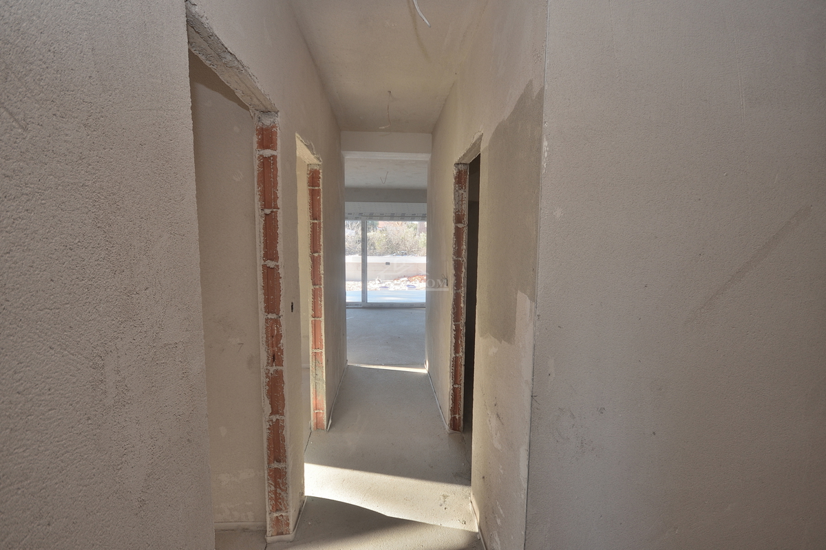 Vodice, SRIMA - A-S1 stanovanje z vrtom, 300 m od plaže